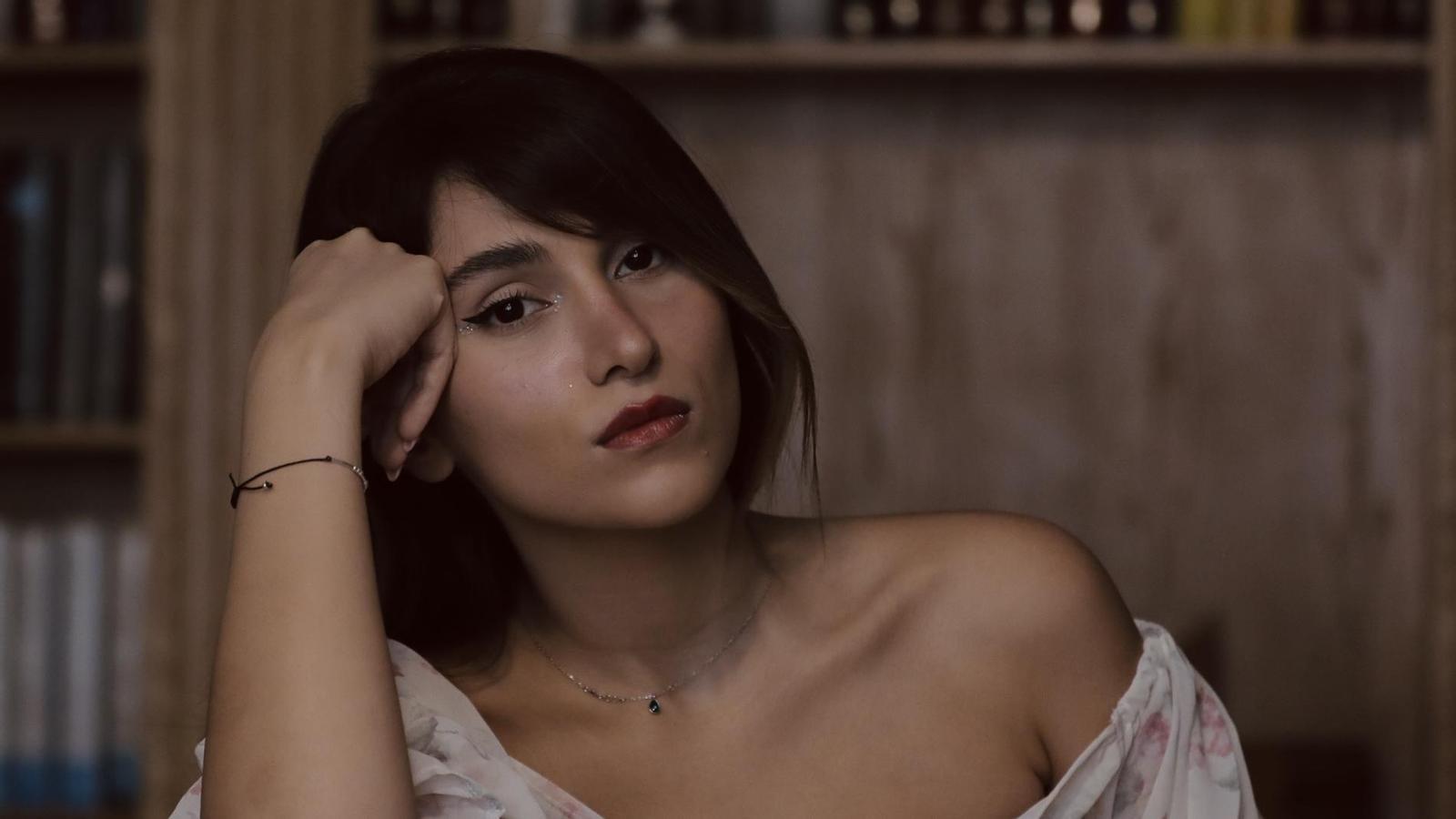 İran'da Şarkıcıya Başörtüsüz Sahne Aldığı İçin 74 Kırbaç Cezası: Sanatsal İfadeye Ağır